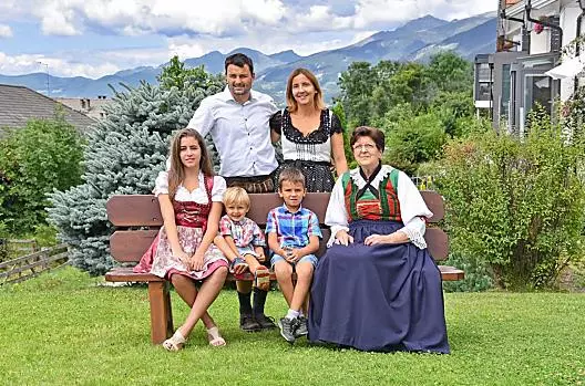 Oma Agnes, Bauer Ernst, Bäuerin Astrid, Tochter Maya und die Söhne Andreas und Hannes