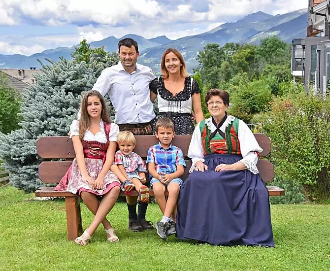 Oma Agnes, Bauer Ernst, Bäuerin Astrid, Tochter Maya und die Söhne Andreas und Hannes