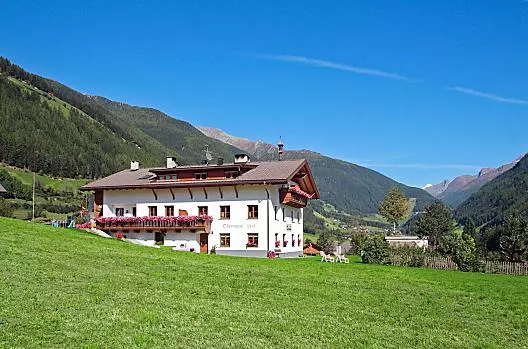 Der Hof inmitten der eigenen Wiese.