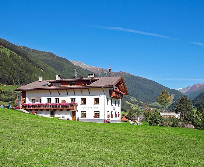 Der Hof inmitten der eigenen Wiese.