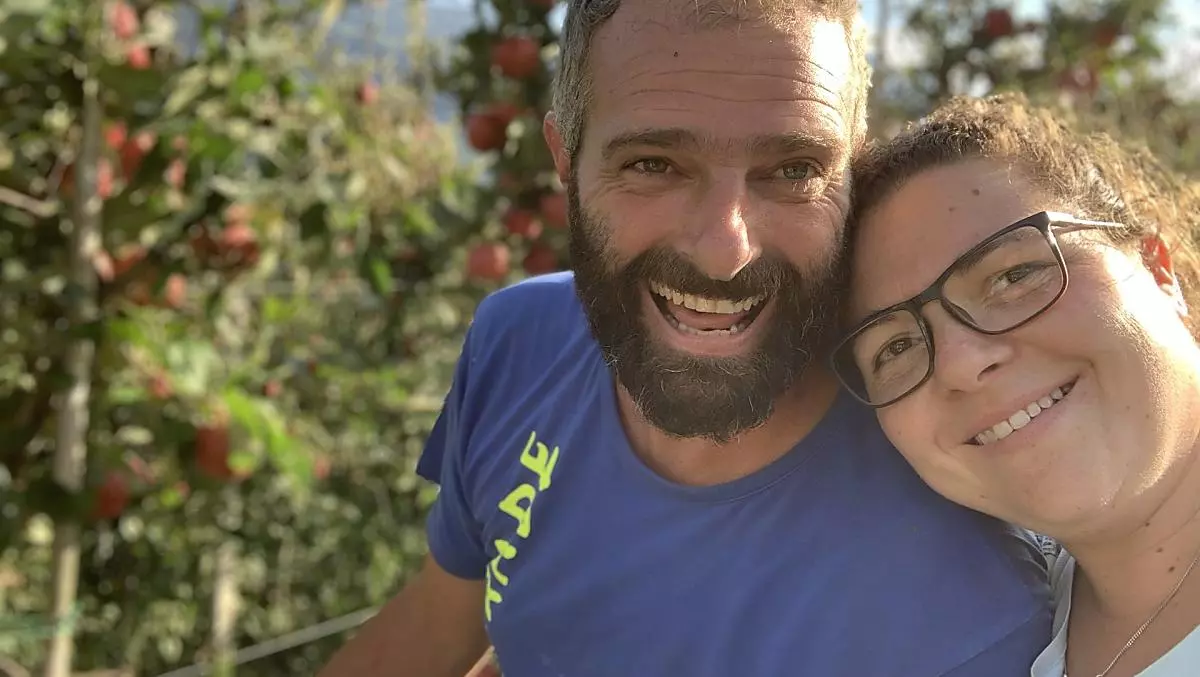 Matthias und Katrin bei der Apfelernte