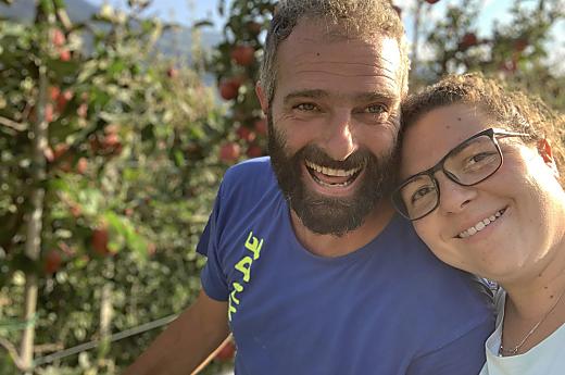 Matthias und Katrin bei der Apfelernte