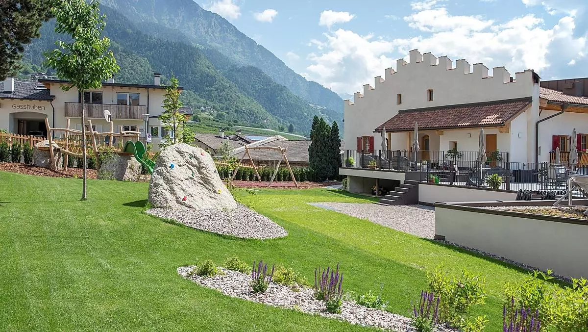 Hinterm Haus genießen Sie den Kinderspielplatz und einen wunderschönen grünen Rasen zum Sonnenliegen oder spielen mit ihren Kindern.