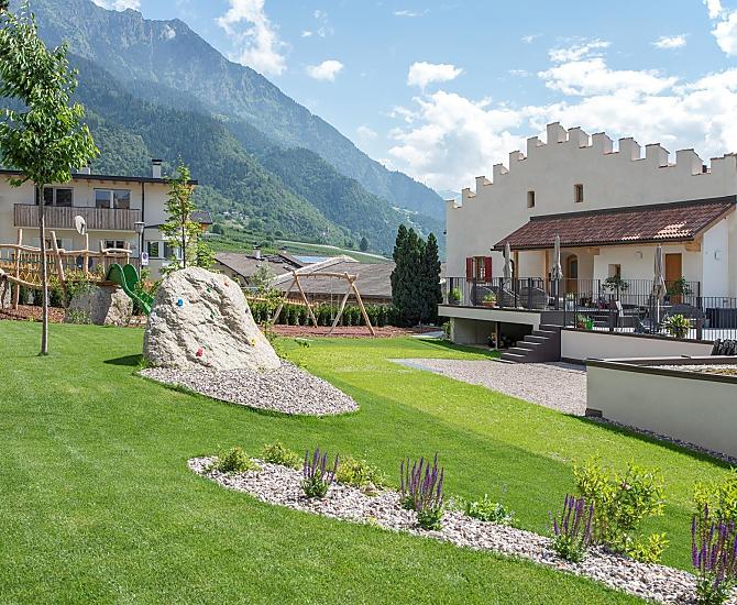 Hinterm Haus genießen Sie den Kinderspielplatz und einen wunderschönen grünen Rasen zum Sonnenliegen oder spielen mit ihren Kindern.
