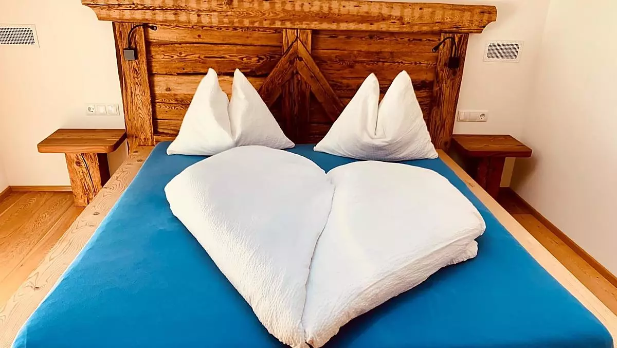 Schlafzimmer der Ferienwohnung "16 Hundert" in himmlischem Blau