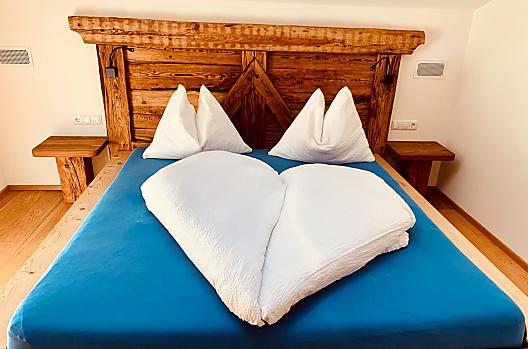 Sky-blue coloured bedroom in '16 Hundert' holiday flat