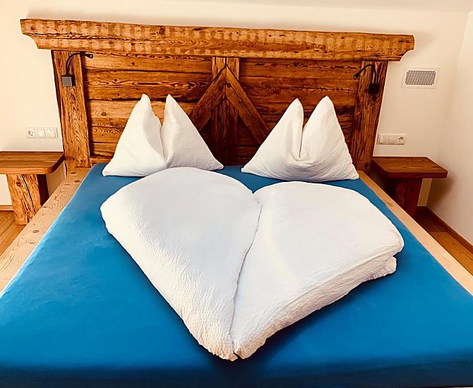 Sky-blue coloured bedroom in '16 Hundert' holiday flat