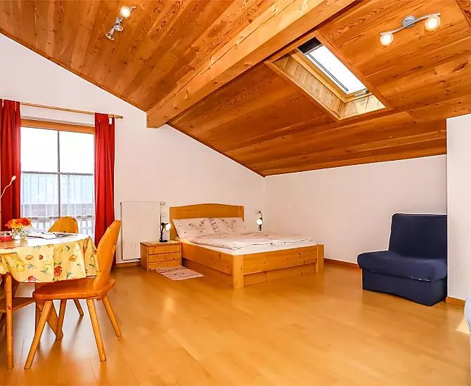Wohn- und Schlafraum der Ferienwohnung Lorenzi