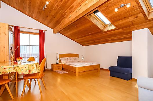 Living room and bedroom in the Lorenzi holiday apartment