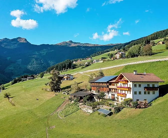 Der Hof, im Hintergrund die Ritzlar- und die Lorenzispitze.