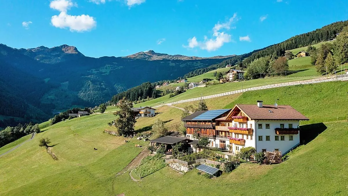 The farm with the Ritzlar and Lorenzispitze mountains in the background.