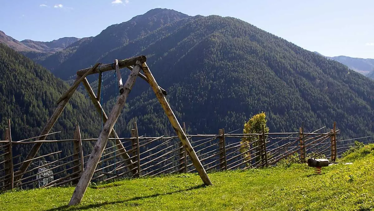 Unser Spielplatz mit Schaukel, Sandkiste, Wipptier und Rutsche.