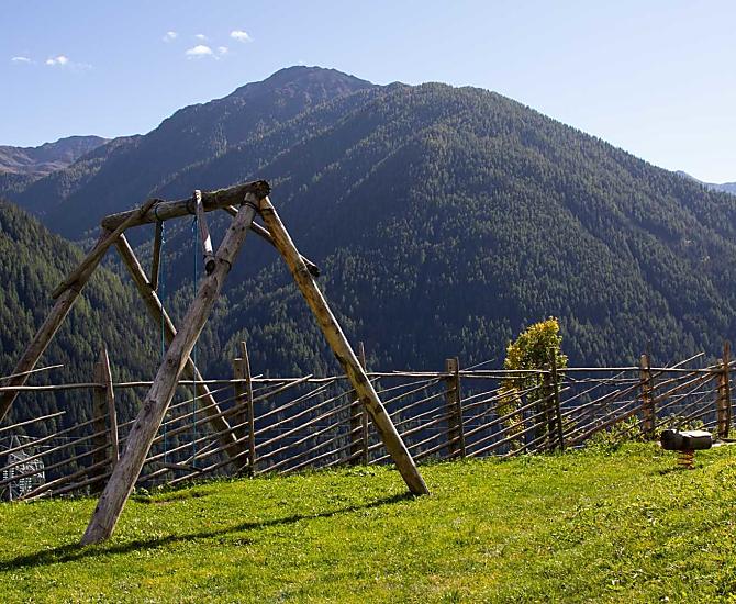 Unser Spielplatz mit Schaukel, Sandkiste, Wipptier und Rutsche.