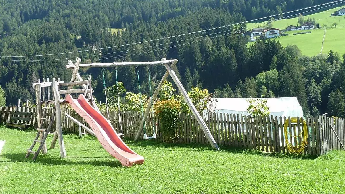 Der Spielplatz, wo sich die Kinder austoben können.