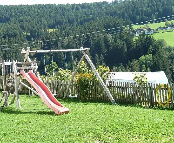 Der Spielplatz, wo sich die Kinder austoben können.