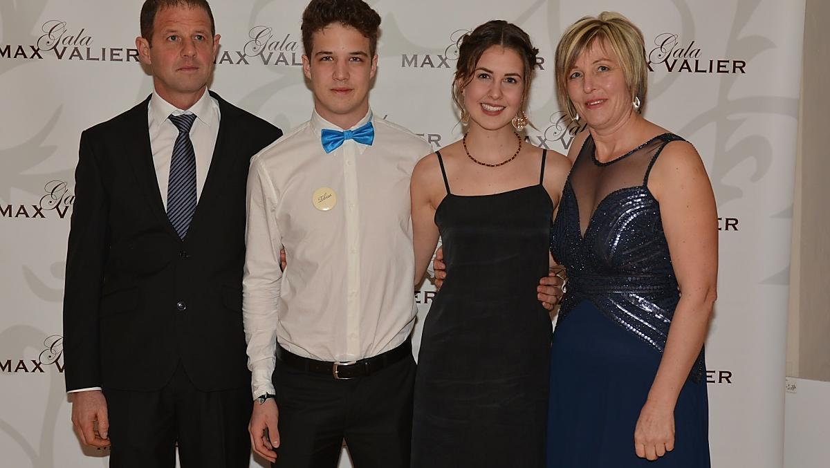 Wir sind eine gesellige Familie. So konnten wir 2020 im Januar auf dem Abschlussball unseres Sohnes feiern.