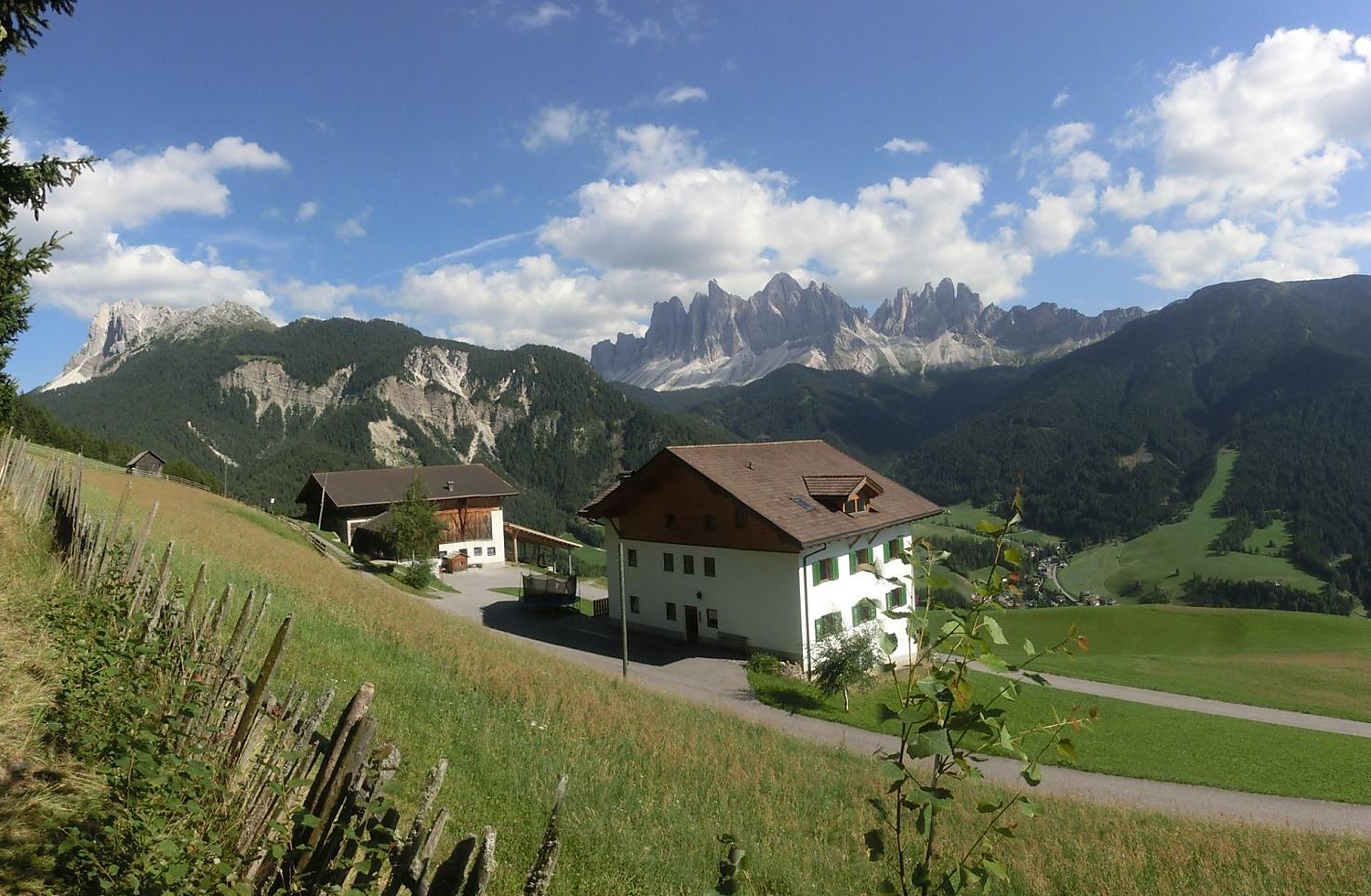 Felthunerhof gegen Osten mit Geislergruppe
