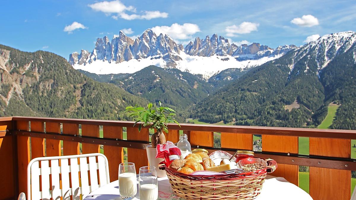 Frühstücken am Balkon mit herrlicher Aussicht