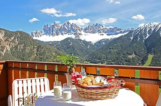 Frühstücken am Balkon mit herrlicher Aussicht