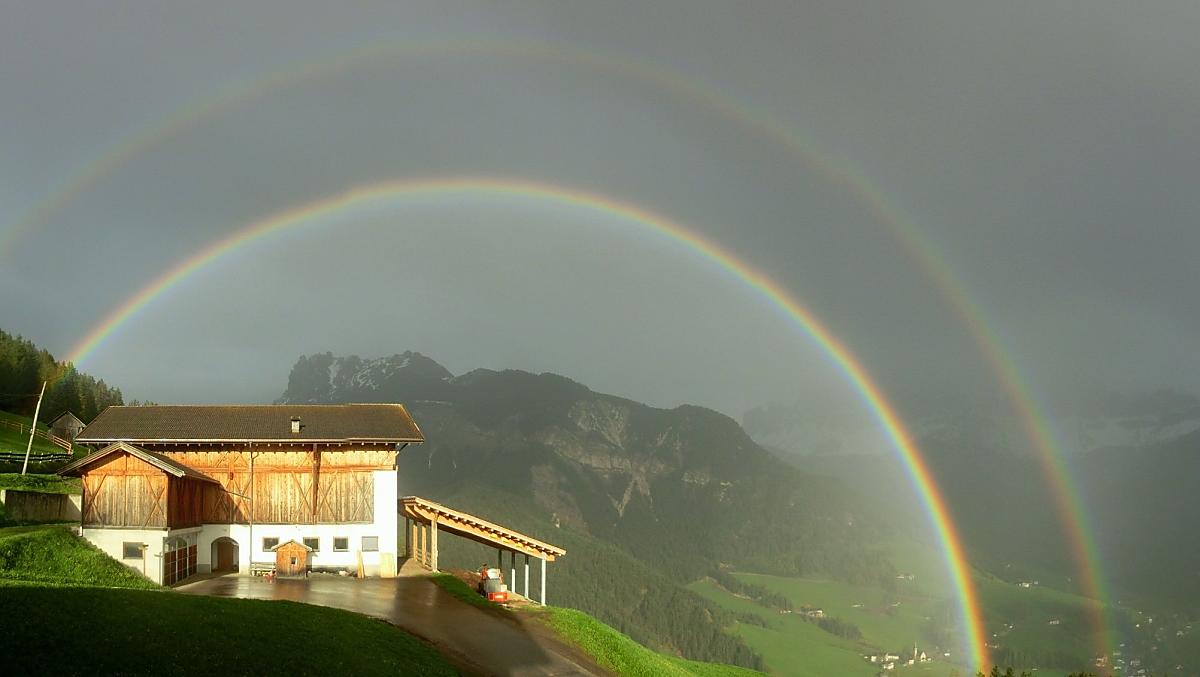 Blick mit Regenbogen nach St. Magdalena.