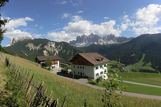 Felthunerhof to the east with the Geisler group