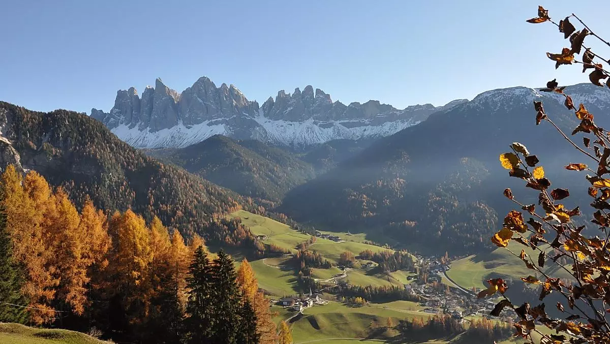 The view of the valley and the Geisler peaks is beautiful at any time of the year, also in autumn.