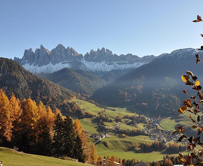 The view of the valley and the Geisler peaks is beautiful at any time of the year, also in autumn.