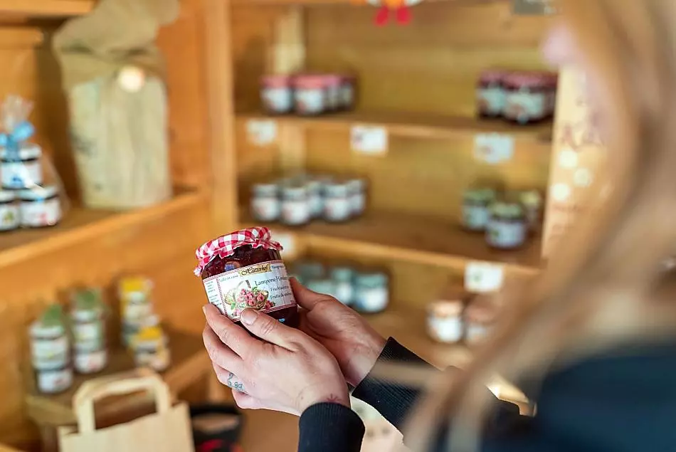 In unserem Hofladen finden Sie neben unseren hofeigenen Produkten auch selbst zubereitete Fruchtaufstriche, Sirupe und Gelees. 