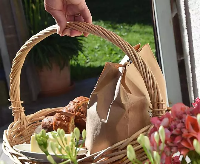 Unser leckerer Frühstückskorb wird von Bäuerin Martina bis zu Ihrer Tür gebracht. 