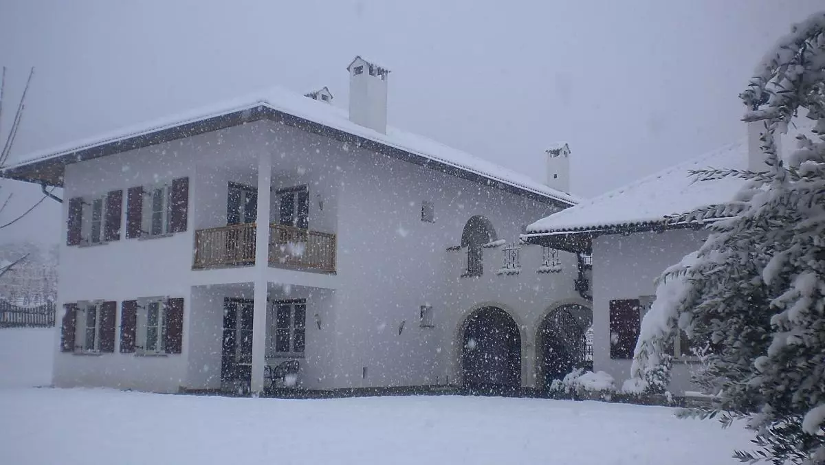 Unser Haus in der Winterlandschaft bei Schneefall