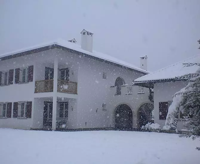 Unser Haus in der Winterlandschaft bei Schneefall