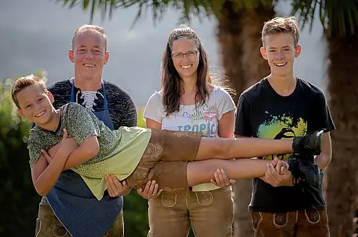 Ihre Gastgeberfamilie Margit, Hannes, Tim und Simon heißen Sie herzlich willkommen.