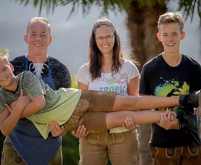 Ihre Gastgeberfamilie Margit, Hannes, Tim und Simon heißen Sie herzlich willkommen.
