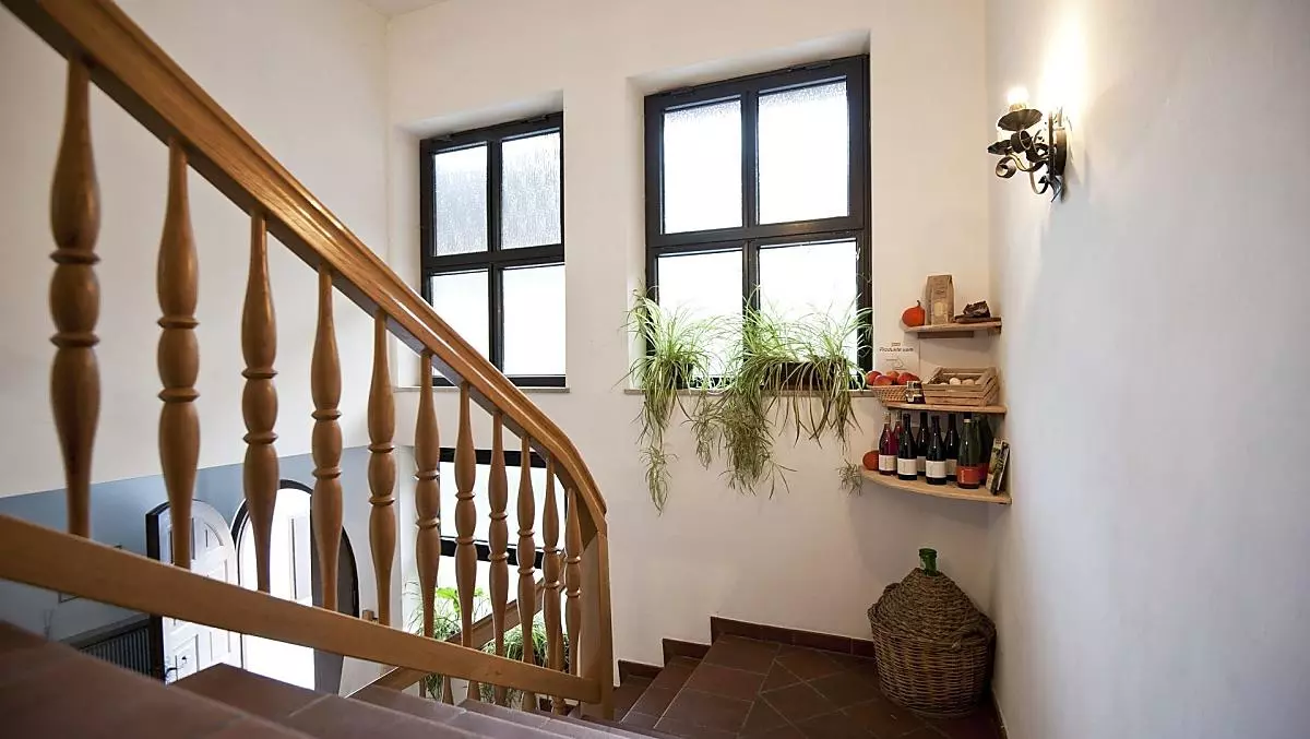 Treppe zu den Wohnungen mit der Produkteecke