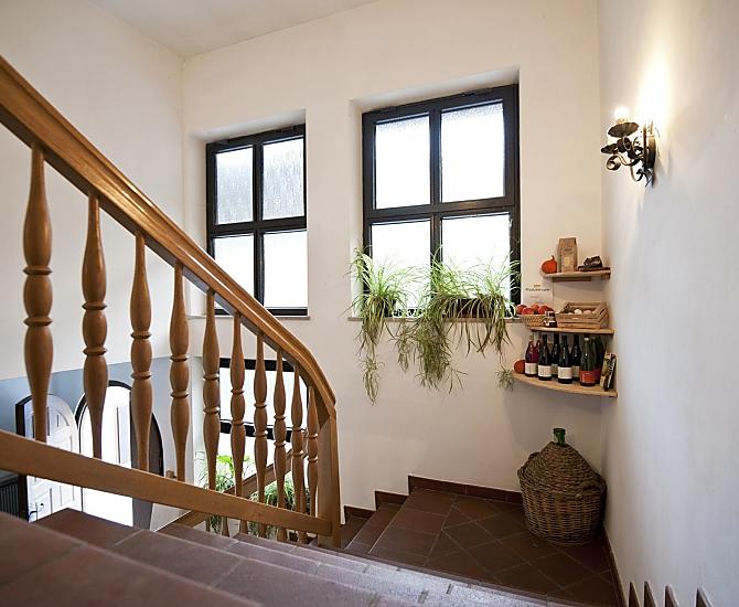 Treppe zu den Wohnungen mit der Produkteecke
