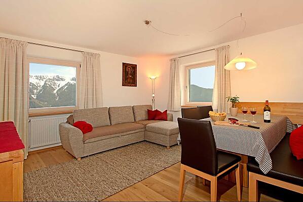 Das gemütliche, geräumige Wohnzimmer mit Zugang zum Balkon bietet ausreichend Platz zum Entspannen und Spielen.