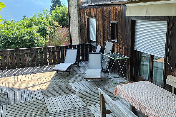 große Terrasse mit direktem Zugang zum Pool