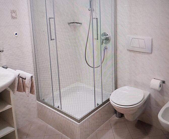 Badezimmer mit Dusche, WC, Bidet.