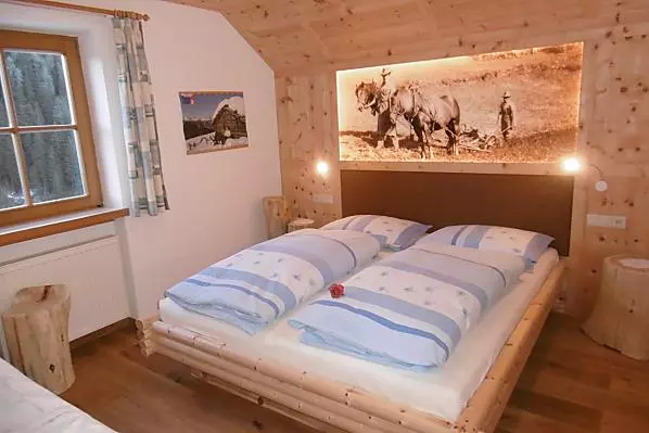 Das Schlafzimmer aus Zirbenholz senkt die Herzfrequenz und sorgt für einen erholsamen, entspannten Schlaf.