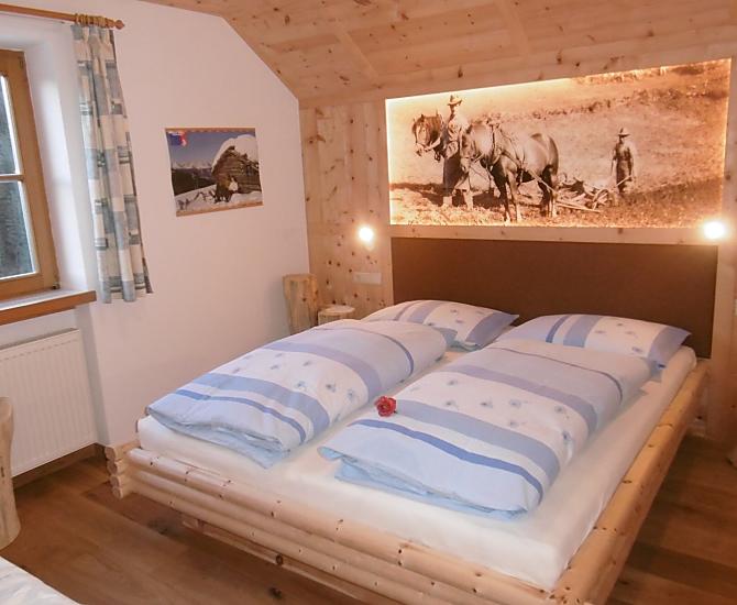 Das Schlafzimmer aus Zirbenholz senkt die Herzfrequenz und sorgt für einen erholsamen, entspannten Schlaf.