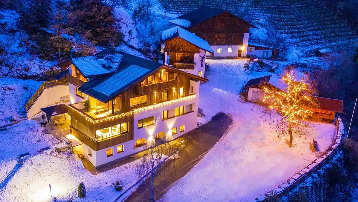 Zu jeder Jahreszeit strahlt der Hof oberhalb von Brixen von seiner schönsten Seite.