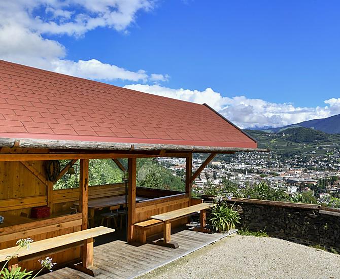 Der Sommer lässt sich mit einer ganz besonderen Aussicht auf die Stadt Brixen genießen.