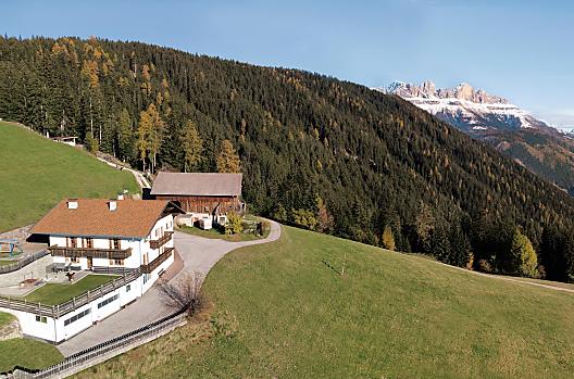 Außenansicht mit Blick auf Rosengarten