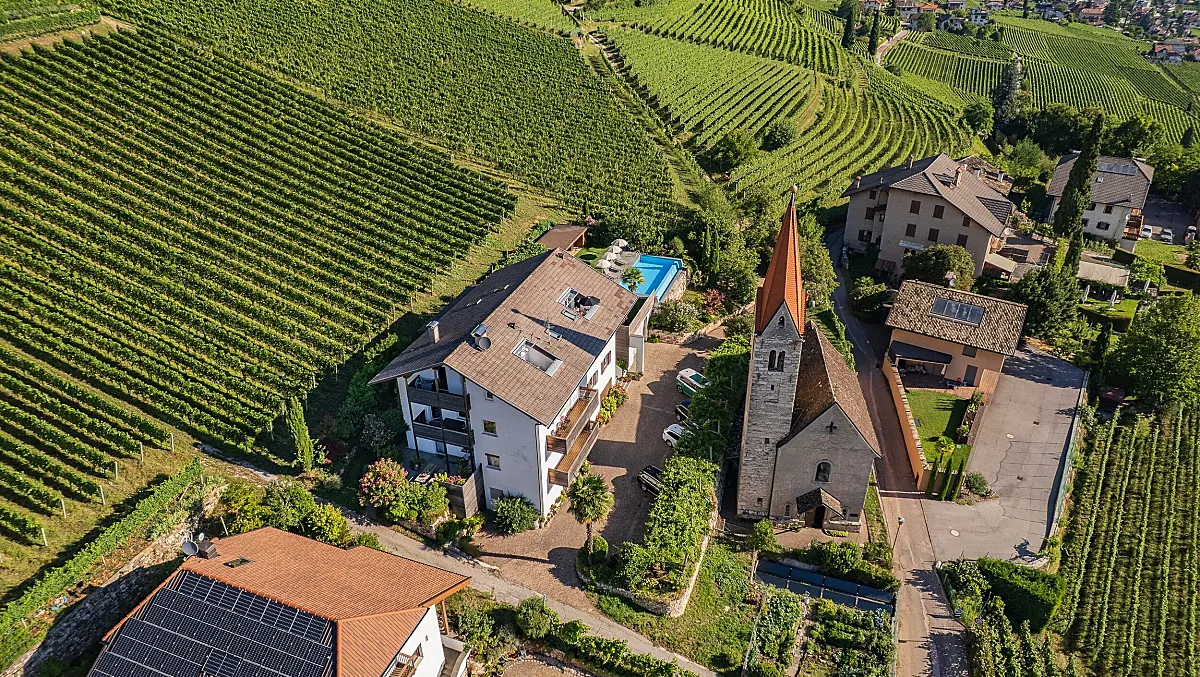 Der Runggnerhof mit seinen 4 Ferienwohnungen und Infinity Pool liegt eingebettet zwischen Weinreben im südlichen Ortsteil Rungg bei Tramin.