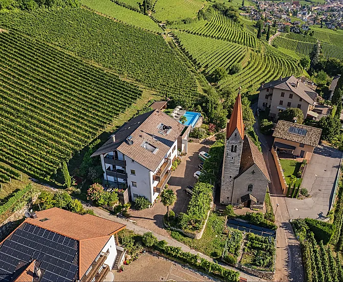 Der Runggnerhof mit seinen 4 Ferienwohnungen und Infinity Pool liegt eingebettet zwischen Weinreben im südlichen Ortsteil Rungg bei Tramin.