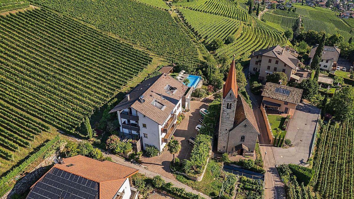 Der Runggnerhof mit seinen 4 Ferienwohnungen und Infinity Pool liegt eingebettet zwischen Weinreben im südlichen Ortsteil Rungg bei Tramin.