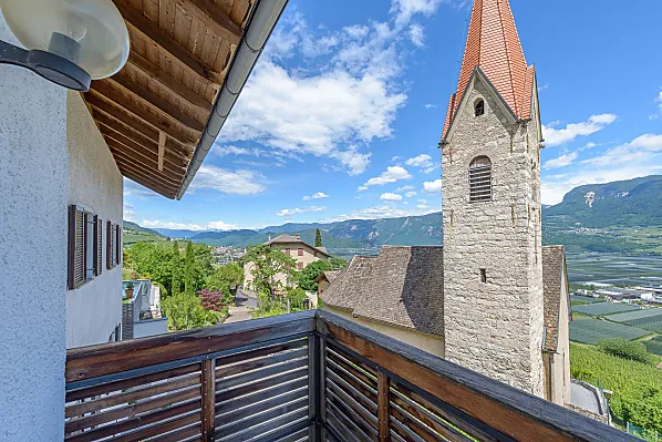 Ausblick vom talseitigen Balkon Richtung Tramin, aufs Weisshorn und in die Talsohle.