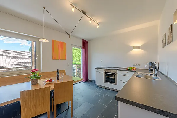 Voll ausgestattete Küche mit Kühlschrank/Gefrierfach, Geschirrspüler, Backofen, Cerankochfeld, Kaffeemaschine, Wasserkocher