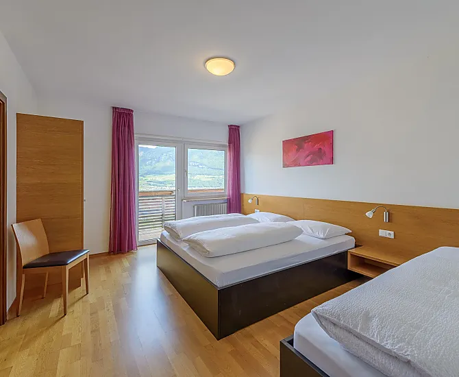 2. Schlafzimmer mit Doppelbett und Einzelbett und eigener Dusche/WC und Balkon mit Talblick, Holzboden, Bettenlänge 210 cm, 3-teil. Schrank