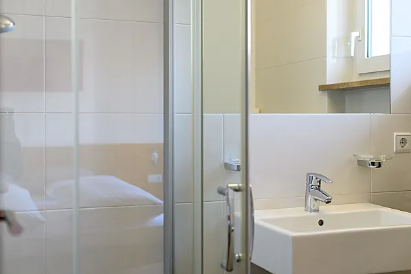 2. Badezimmer mit Dusche/WC, Handtücher, Duschtücher, vom Schlafzimmer aus zugänglich